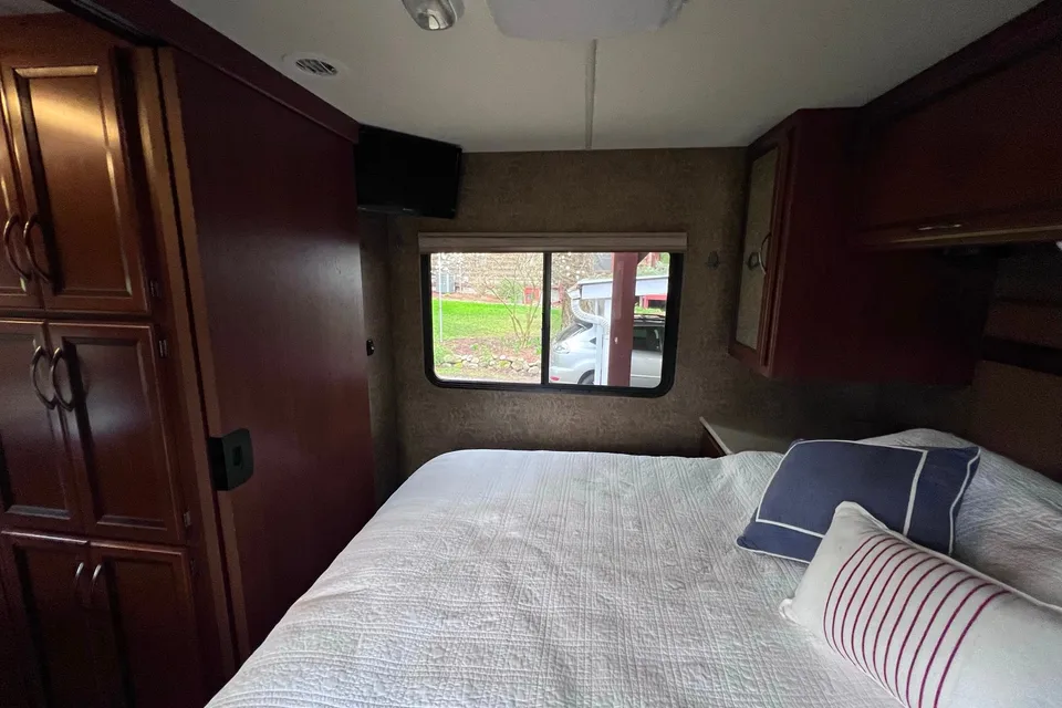 Super Sweet ACE Class A 29’ ft Easy to Drive! Clean! Explore the NW!