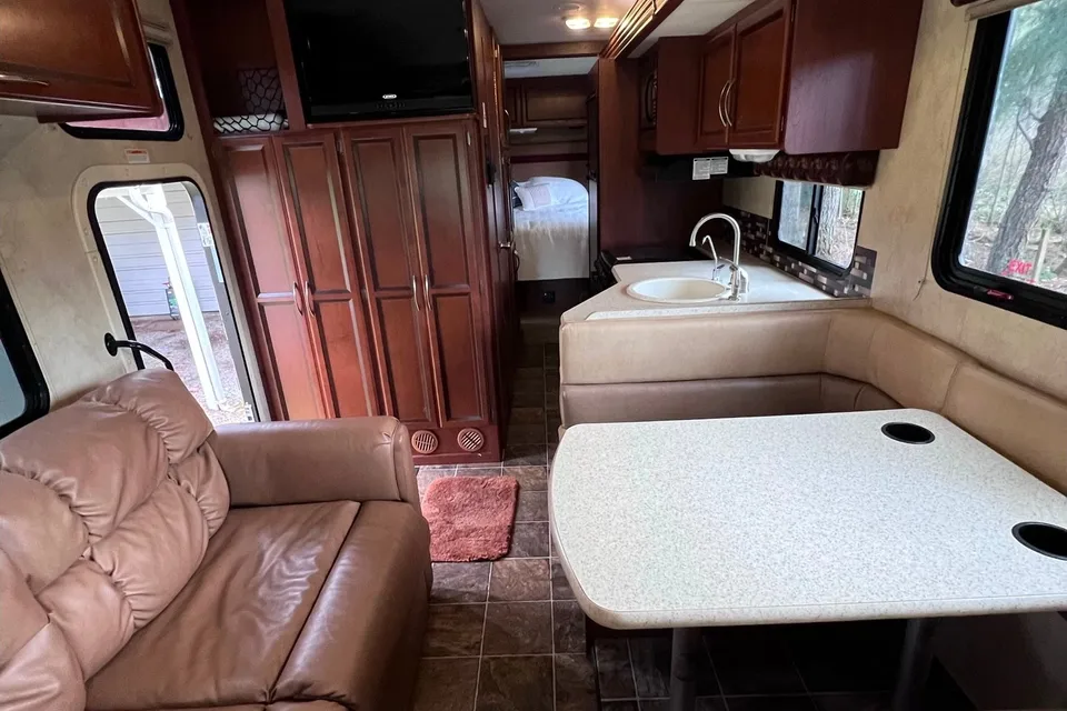 Super Sweet ACE Class A 29’ ft Easy to Drive! Clean! Explore the NW!