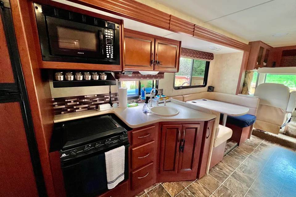 Super Sweet ACE Class A 29’ ft Easy to Drive! Clean! Explore the NW!