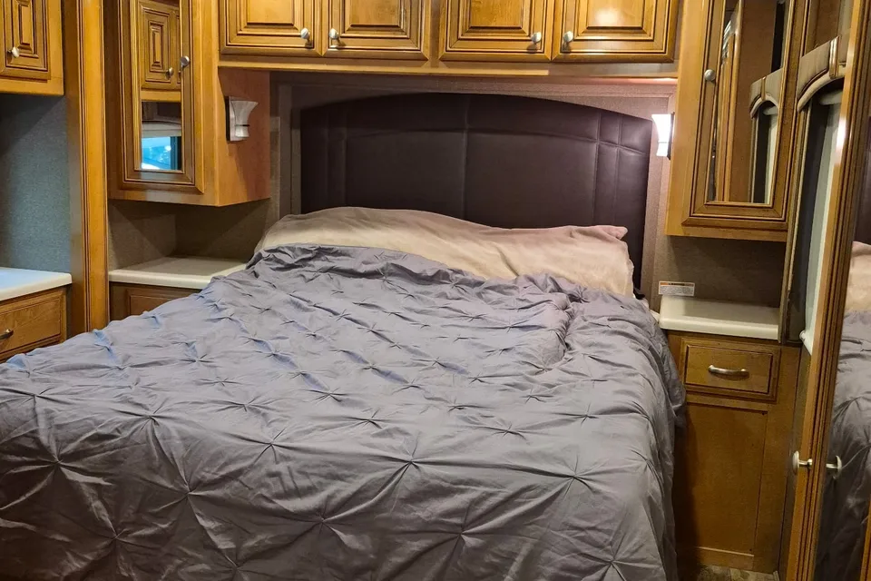 Thor Palazzo 35' Luxury Motorcoach