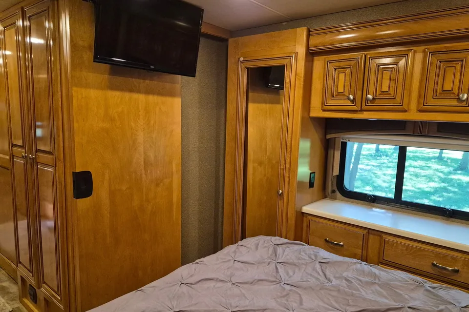 Thor Palazzo 35' Luxury Motorcoach