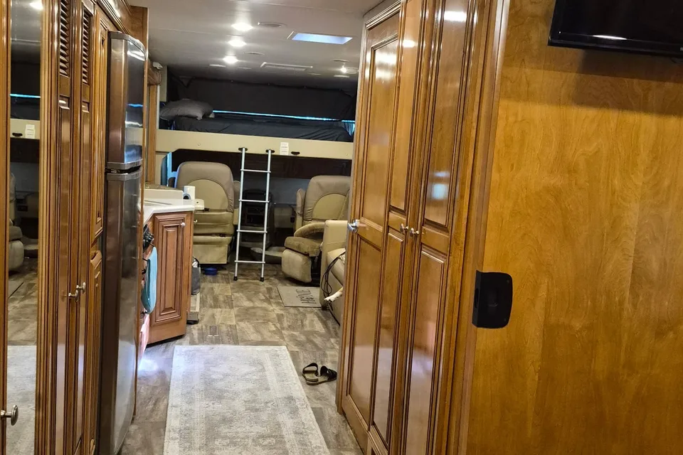 Thor Palazzo 35' Luxury Motorcoach