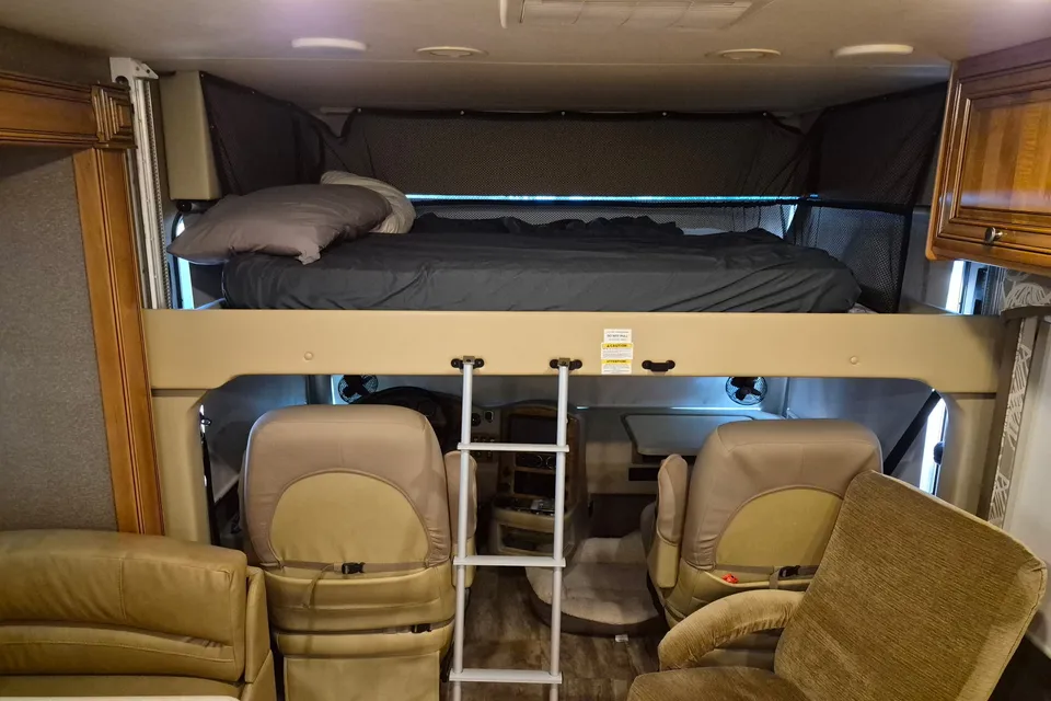 Thor Palazzo 35' Luxury Motorcoach