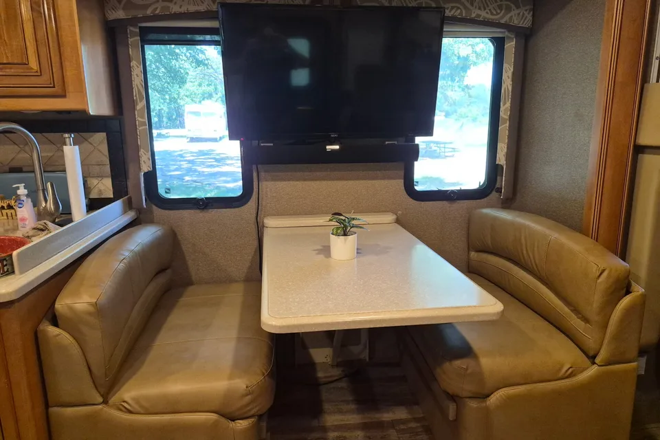 Thor Palazzo 35' Luxury Motorcoach