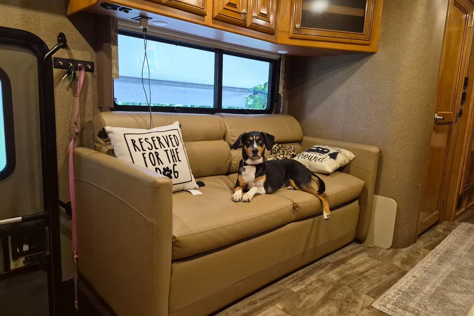 Thor Palazzo 35' Luxury Motorcoach