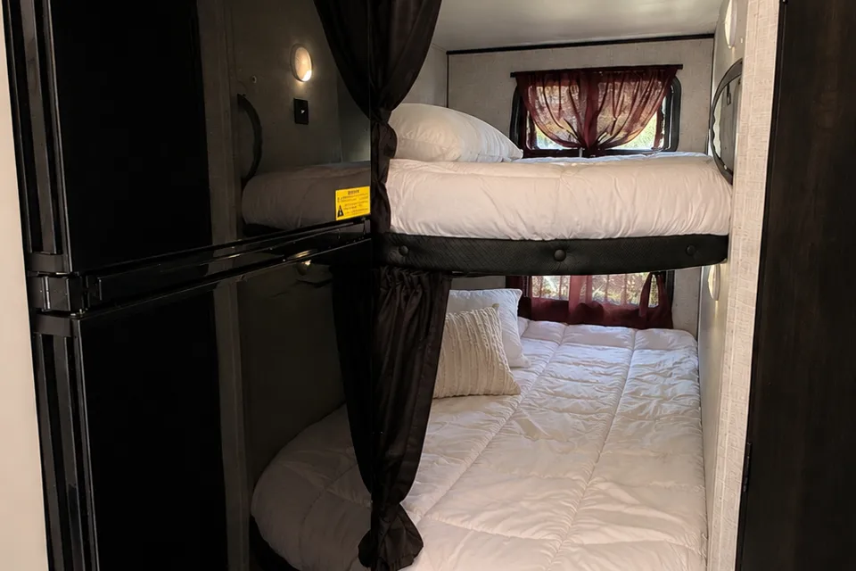 Family RV| Sleeps 8| Delivery and Pet Friendly