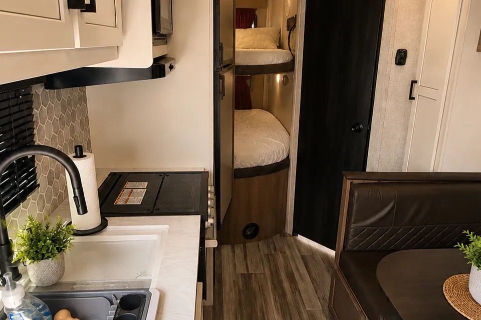 Family RV| Sleeps 8| Delivery and Pet Friendly