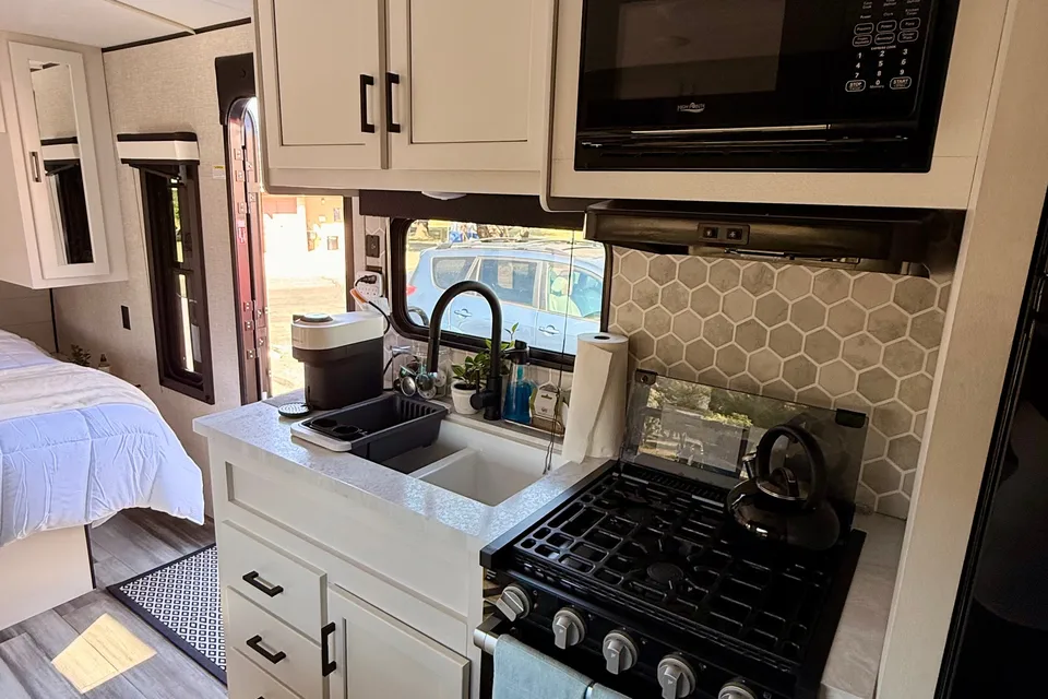 Family RV| Sleeps 8| Delivery and Pet Friendly