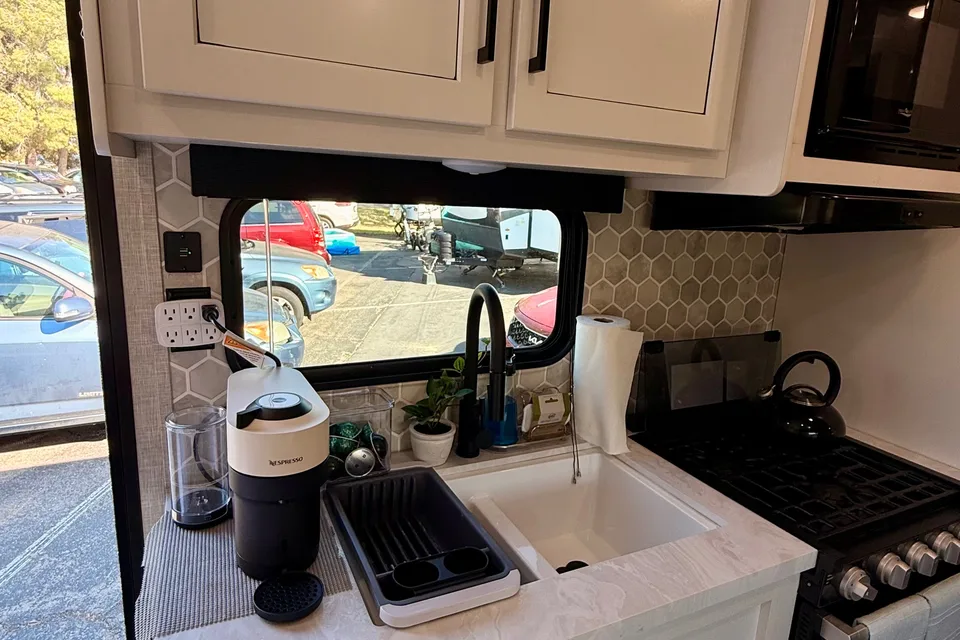 Family RV| Sleeps 8| Delivery and Pet Friendly
