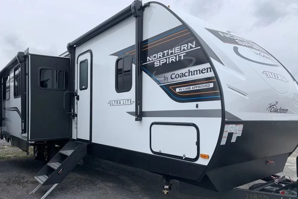 Quinn's Coachmen Northern Spirit 3379BH Travel Trailer