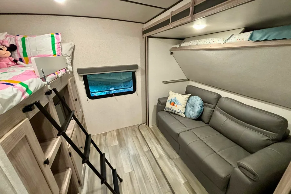 Quinn's Coachmen Northern Spirit 3379BH Travel Trailer