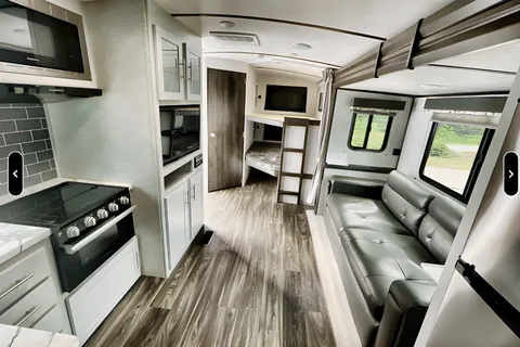 Keystone Bullet Ultra Lite 250BHS: Sleeps 6-8