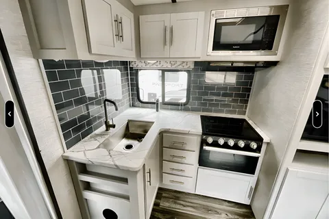 Keystone Bullet Ultra Lite 250BHS: Sleeps 6-8