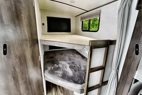 Keystone Bullet Ultra Lite 250BHS: Sleeps 6-8