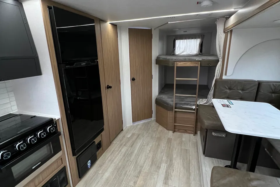 Getaway Adventure Rentals 263BHXL Travel Trailer