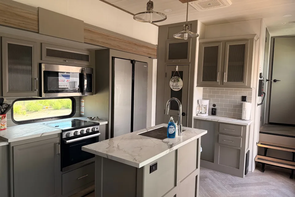 Family & Pet Friendly Keystone Sprinter Fifth Wheel