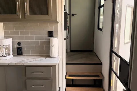 Family & Pet Friendly Keystone Sprinter Fifth Wheel