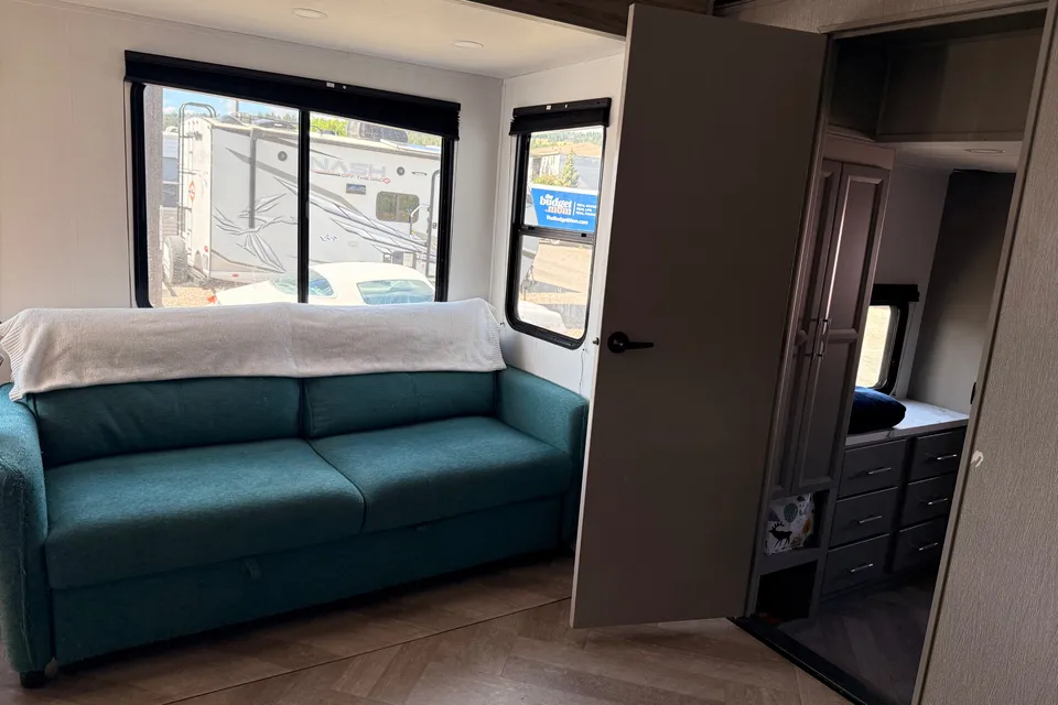 Family & Pet Friendly Keystone Sprinter Fifth Wheel