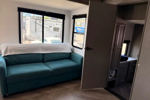 Family & Pet Friendly Keystone Sprinter Fifth Wheel