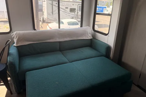 Family & Pet Friendly Keystone Sprinter Fifth Wheel