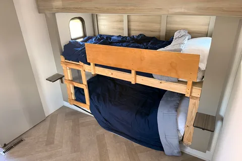 Family & Pet Friendly Keystone Sprinter Fifth Wheel