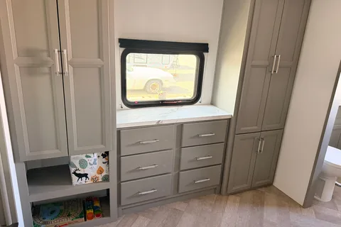 Family & Pet Friendly Keystone Sprinter Fifth Wheel