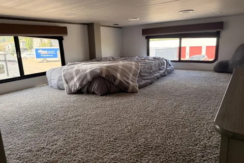 Family & Pet Friendly Keystone Sprinter Fifth Wheel