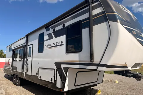 Family & Pet Friendly Keystone Sprinter Fifth Wheel