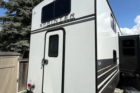 Family & Pet Friendly Keystone Sprinter Fifth Wheel