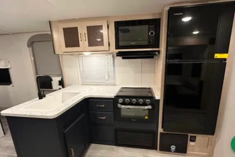 Richard's Prime Time Avenger LE 28QBSLE Travel Trailer