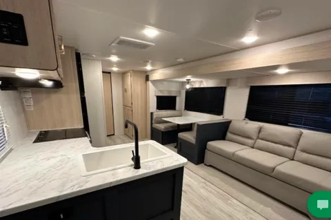 Richard's Prime Time Avenger LE 28QBSLE Travel Trailer