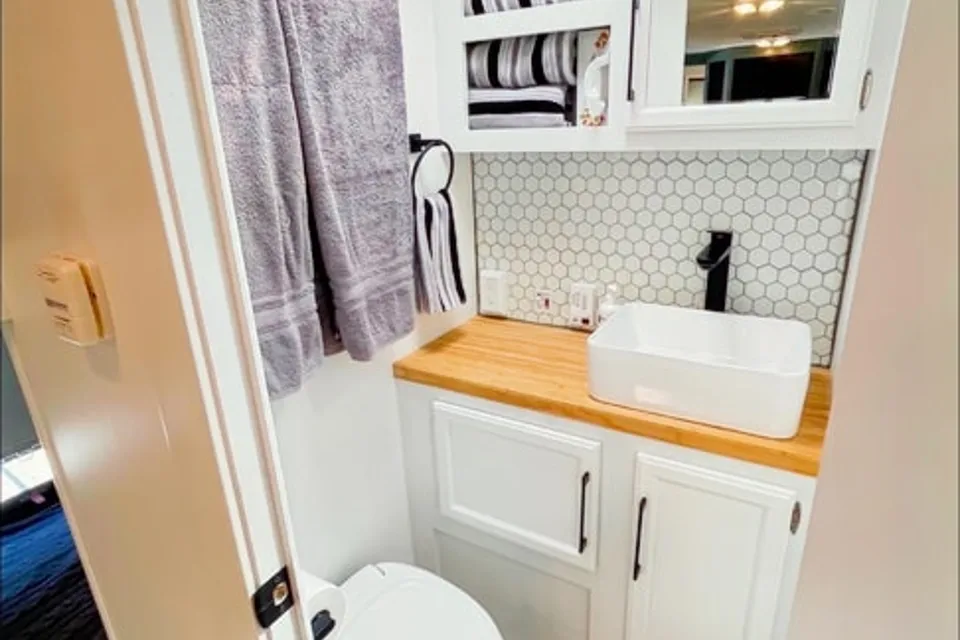 2008 Sportsman- Sleeps 4-5. A/C - Fully Renovated - Super Chic!