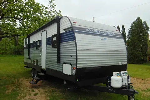 Carey Crew’s Prime Time Avenger 26DBS LE Travel Trailer