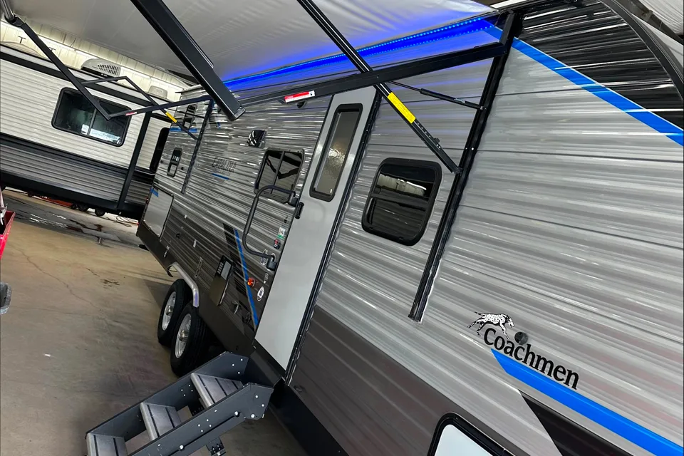 Coachmen Catalina trailer camping in style 