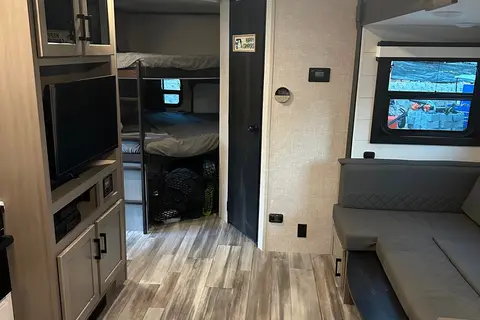 Alcantar Jayco Jayfeather Travel Trailer