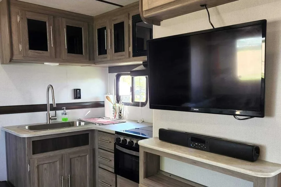 Ramon's Yes Zinger lite Travel Trailer