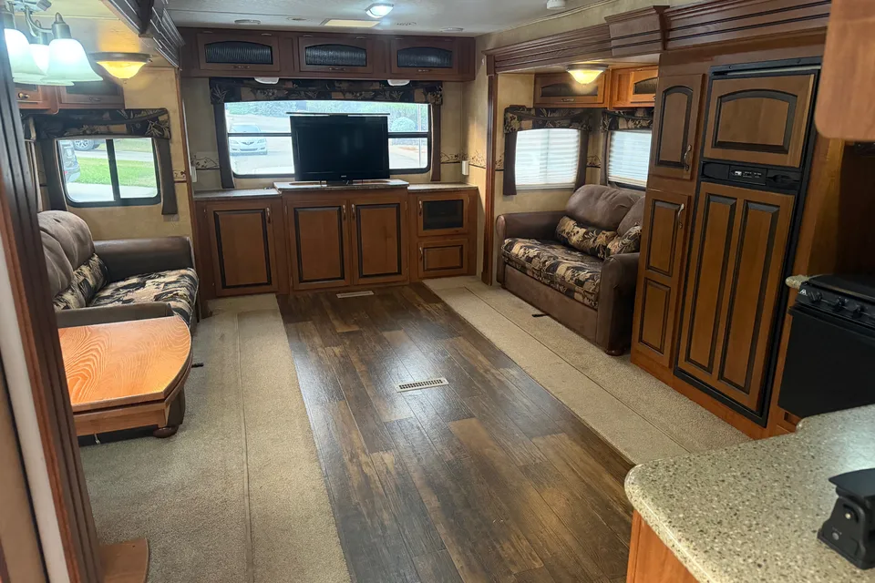 2011 Jayco Eagle 330RLTS BIG Living Room!