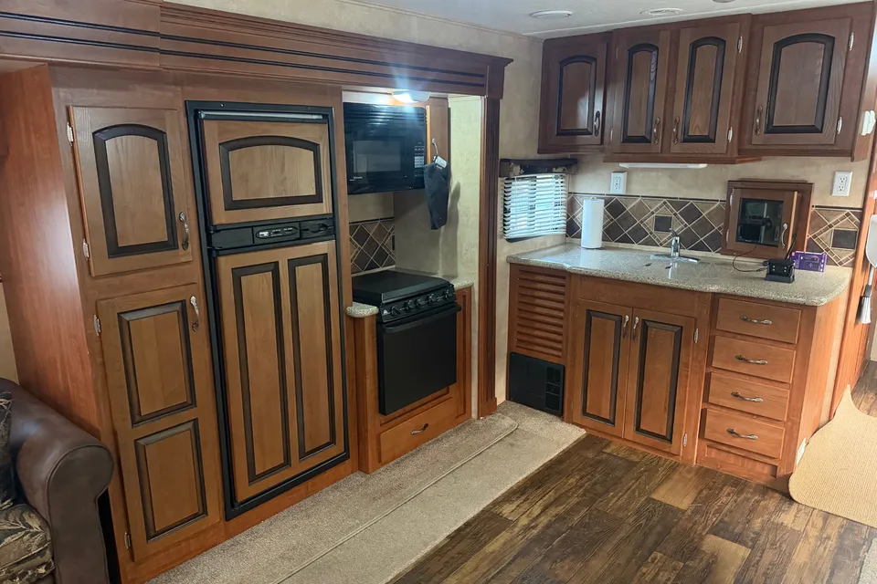 2011 Jayco Eagle 330RLTS BIG Living Room!