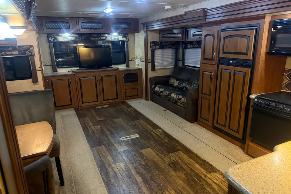 2011 Jayco Eagle 330RLTS BIG Living Room!