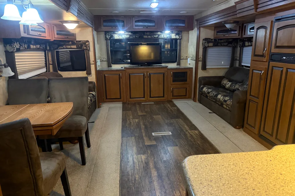 2011 Jayco Eagle 330RLTS BIG Living Room!