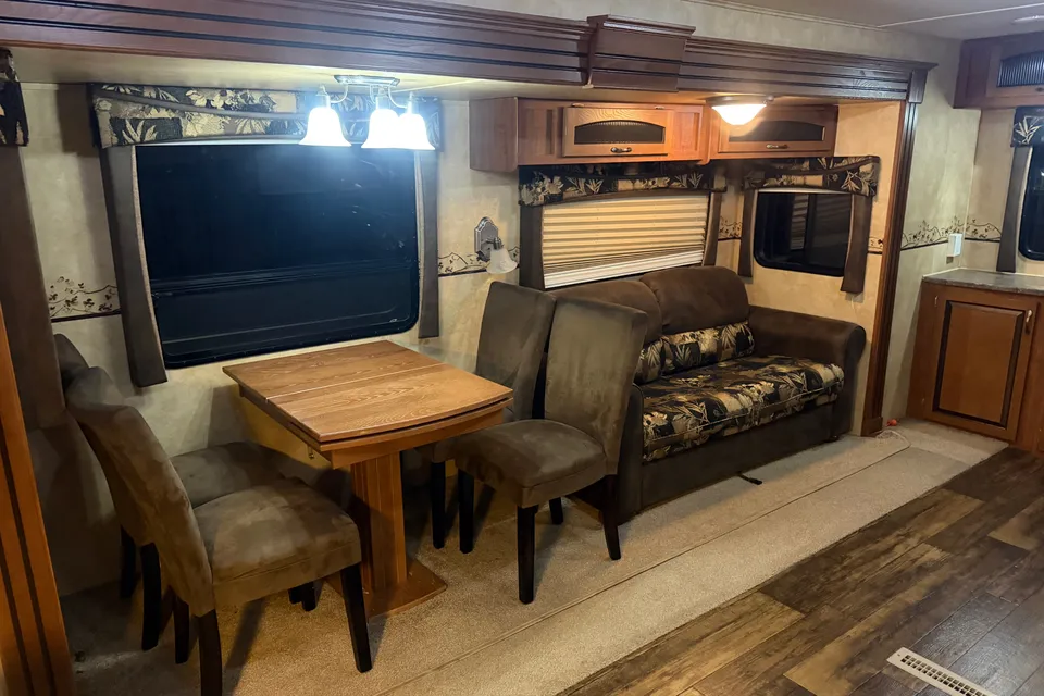 2011 Jayco Eagle 330RLTS BIG Living Room!