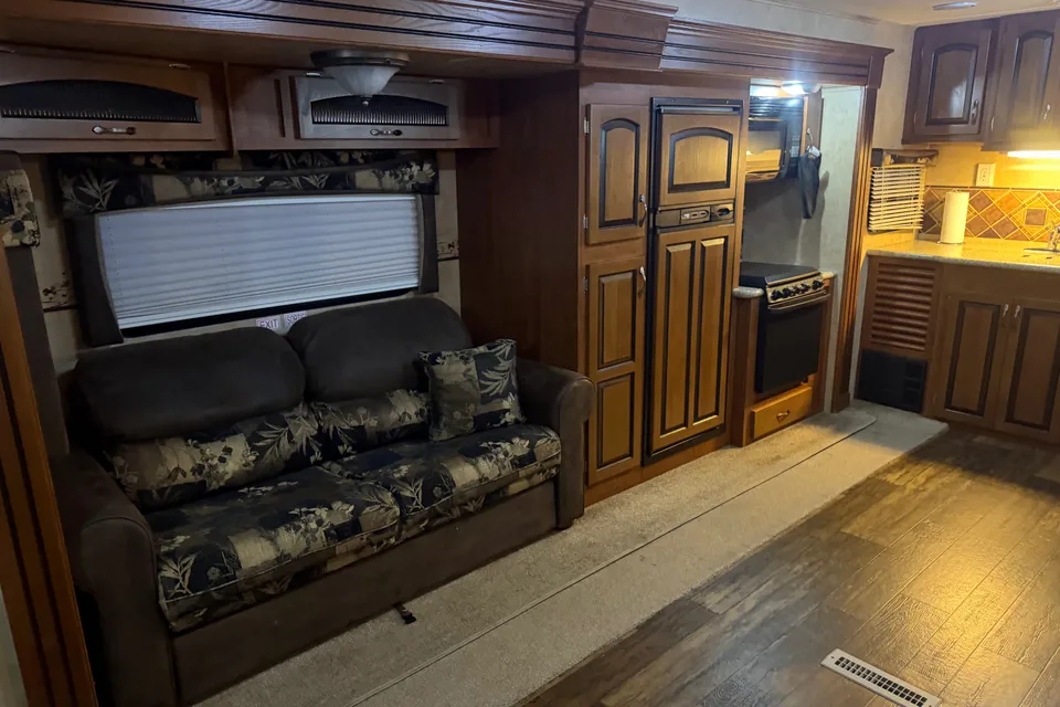 2011 Jayco Eagle 330RLTS BIG Living Room!