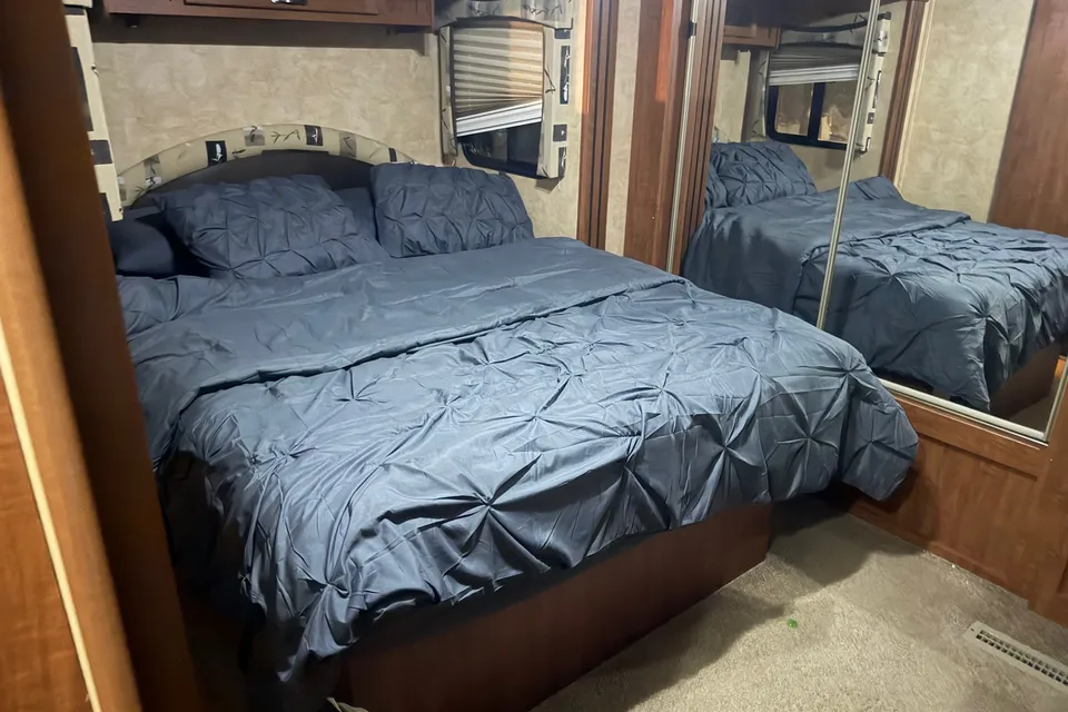 2011 Jayco Eagle 330RLTS BIG Living Room!