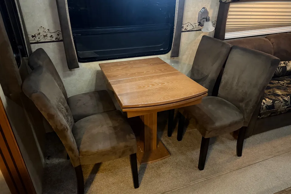 2011 Jayco Eagle 330RLTS BIG Living Room!