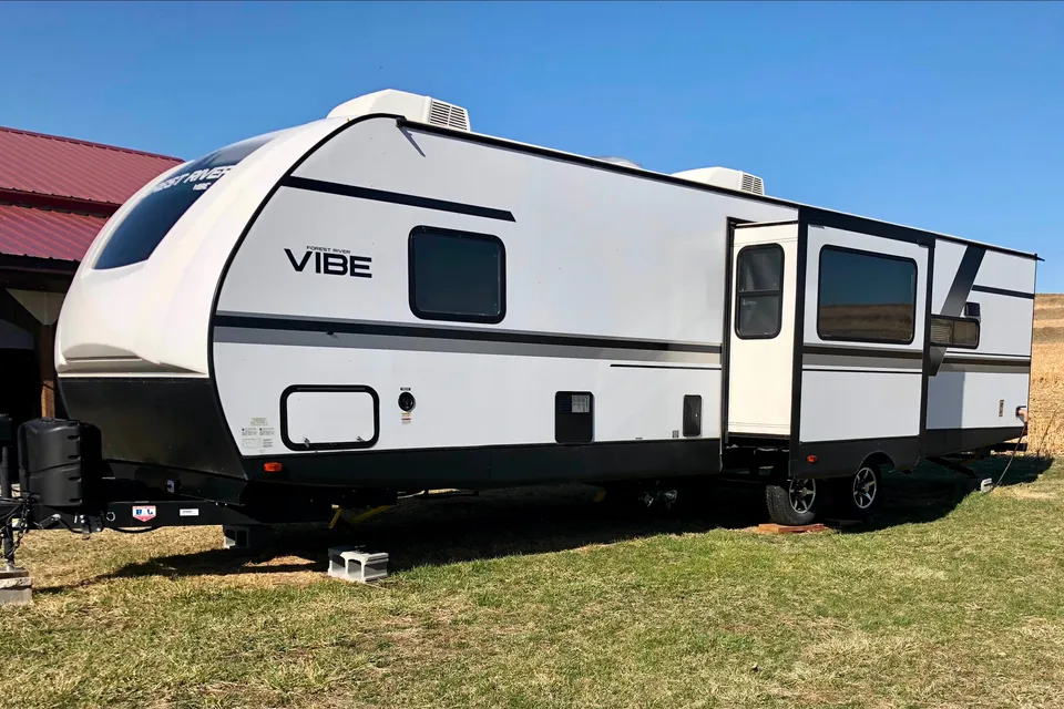 **GLAMP**  Forest River Vibe 33RK Travel Trailer