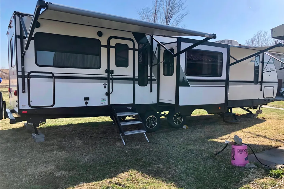 **GLAMP**  Forest River Vibe 33RK Travel Trailer