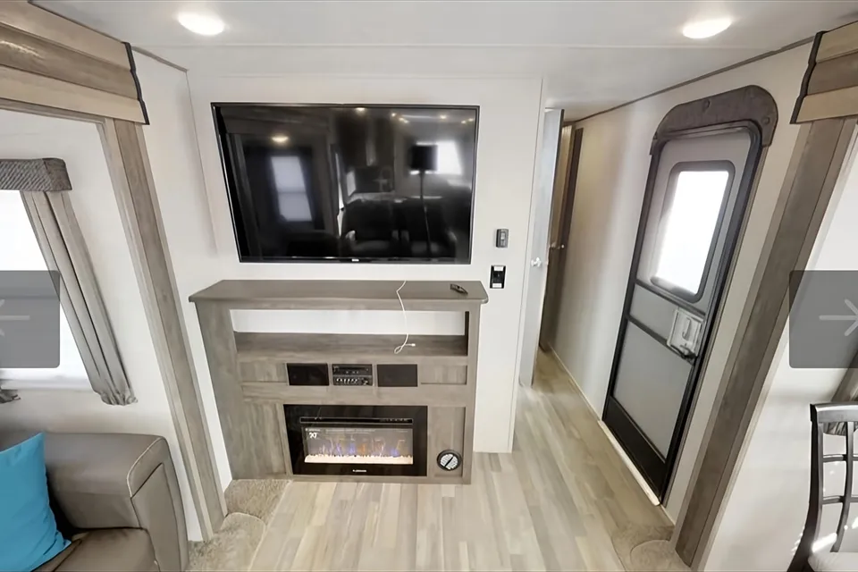 **GLAMP**  Forest River Vibe 33RK Travel Trailer