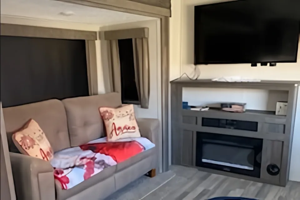 **GLAMP**  Forest River Vibe 33RK Travel Trailer
