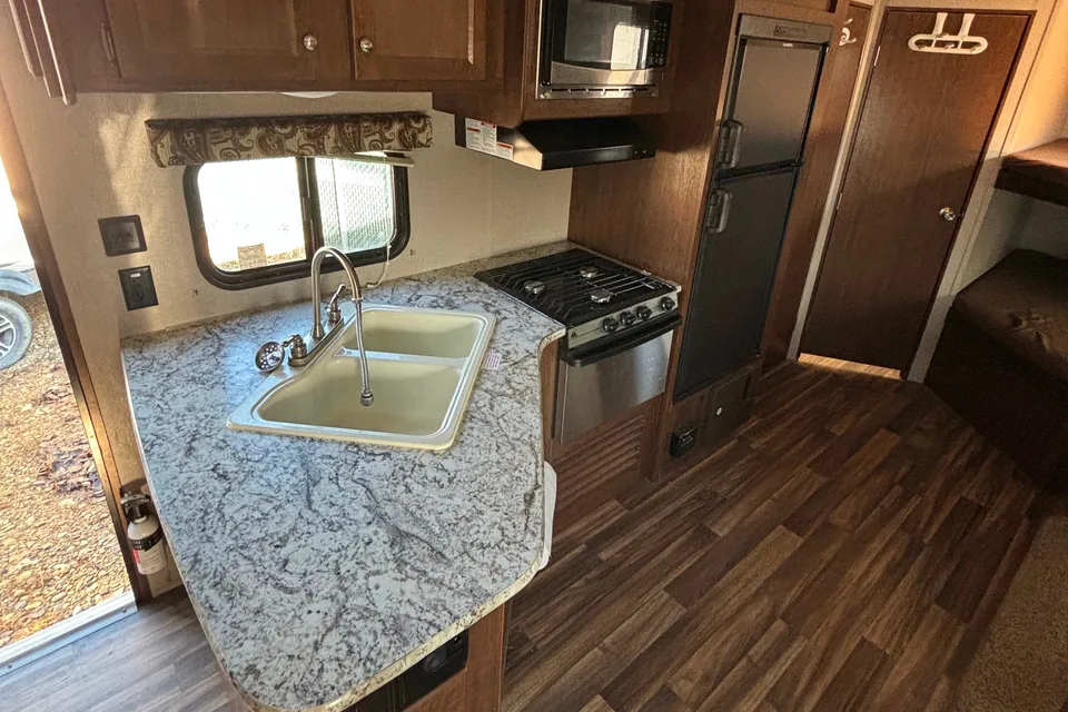 Family/pet Hideout Travel Trailer - everything included