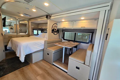 Jacob's Thor Motor Coach Gimini Class C